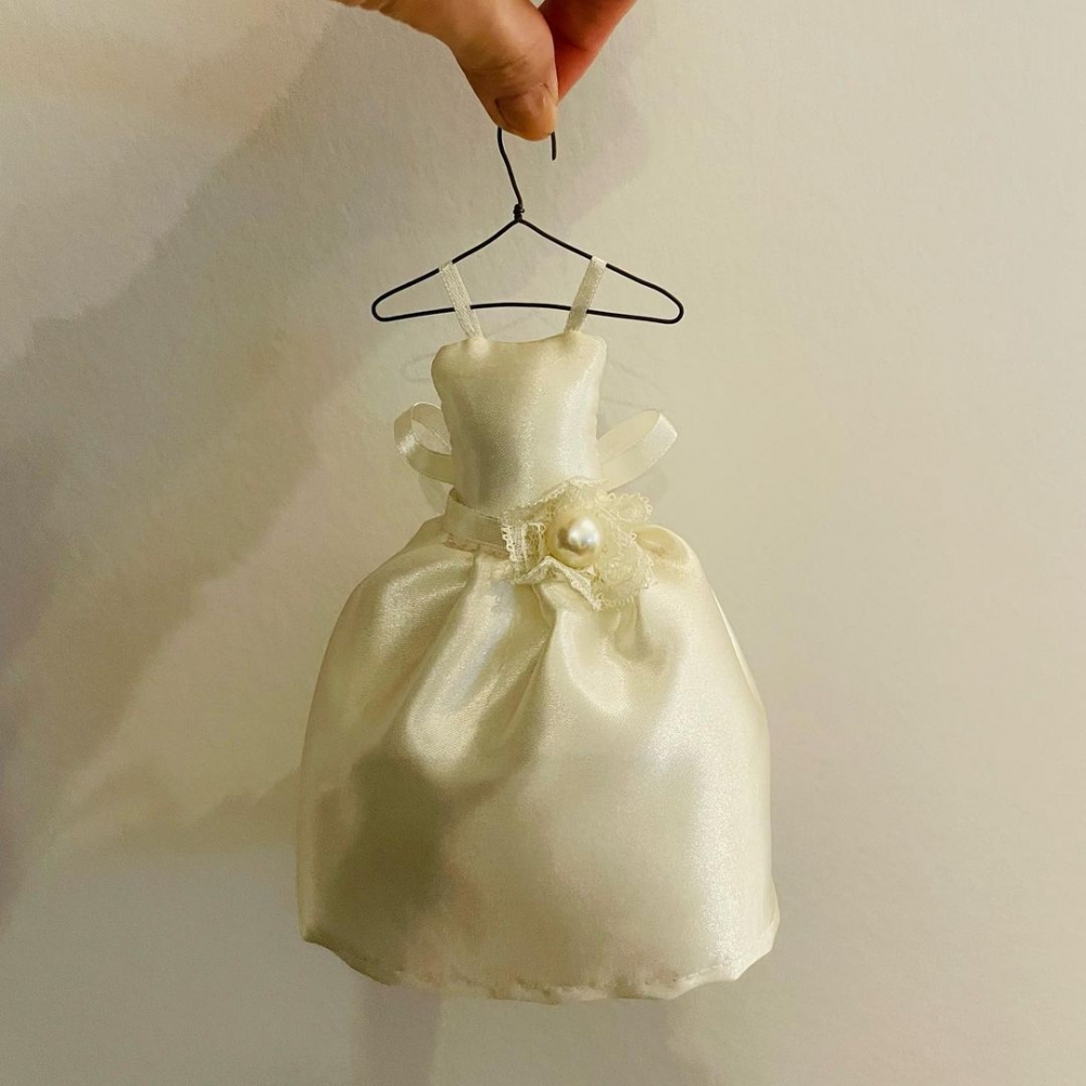 孫藝珍在IG上傳了袖珍婚紗 宣布與玄彬結婚