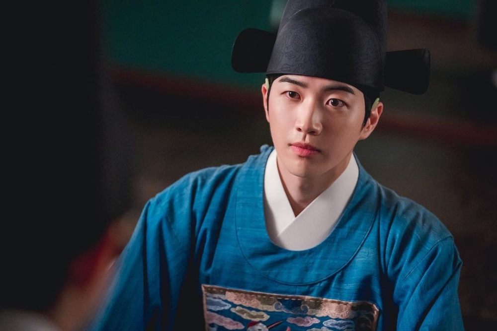 姜勛憑藉《衣袖紅鑲邊》的男二監司書「洪德榮」人氣爆紅