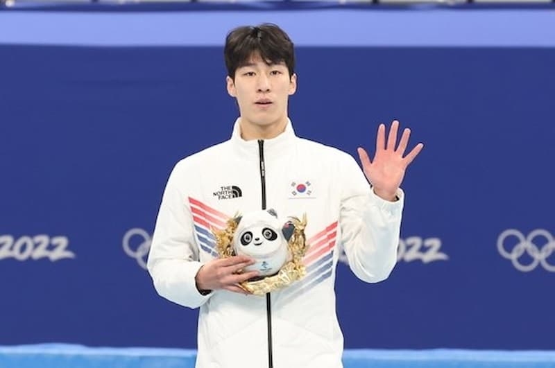 黃大憲在短道速滑男子1500公尺比賽中奪冠