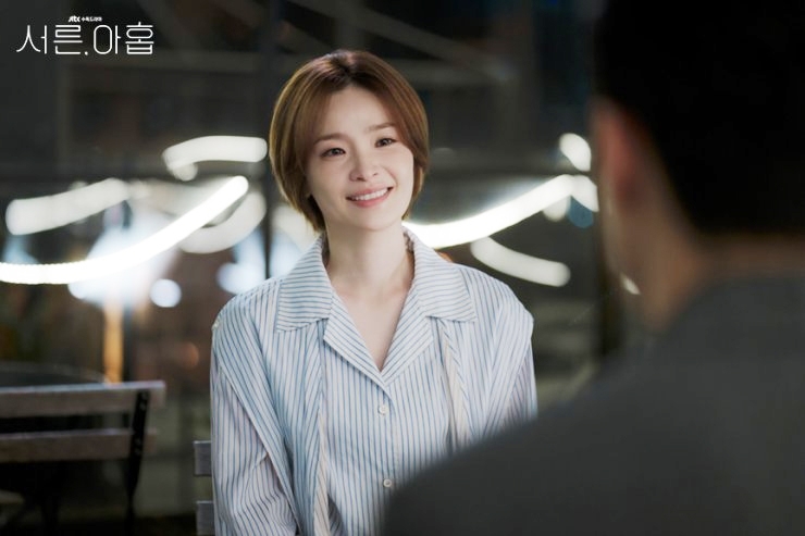 鄭燦榮(田美都 飾)一直與已婚的前男友金真皙(李茂生 飾)曖昧不清