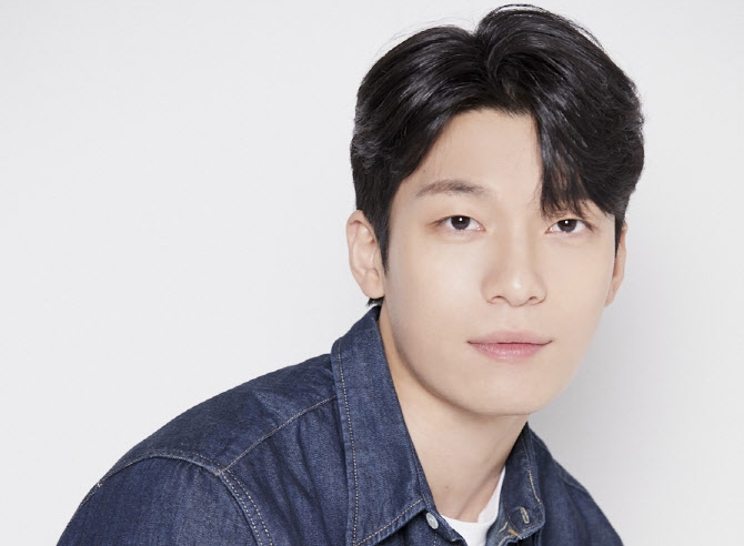 魏河俊飾演英國名門大學出身的顧問「崔道日」