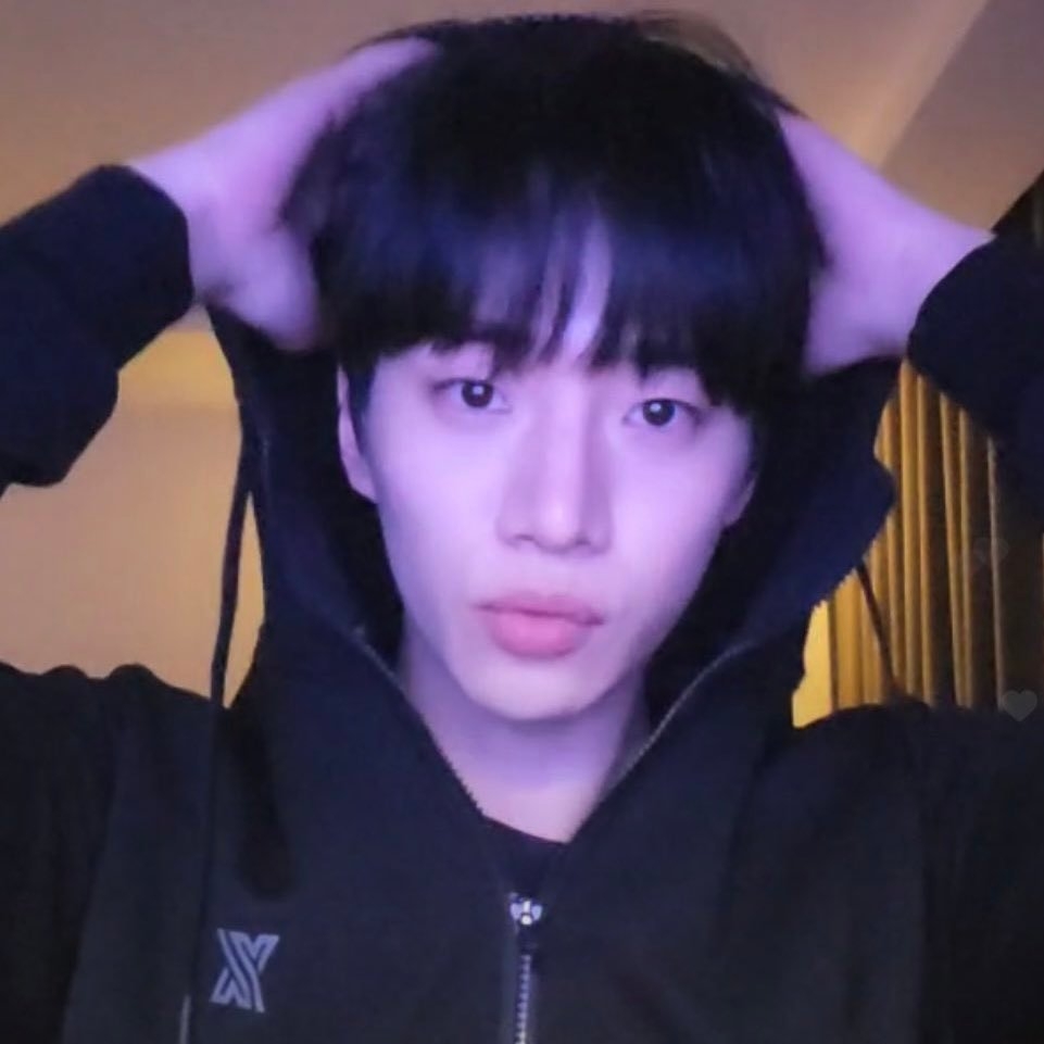 俊昊摘掉帽子公開超減齡新髮型