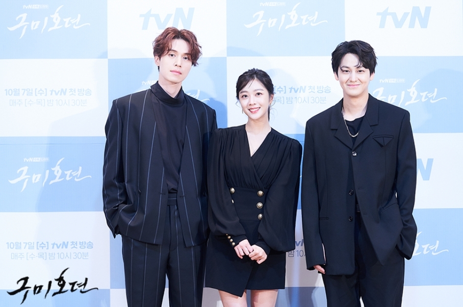 曹寶兒(趙寶兒)、李棟旭及金汎合作《九尾狐傳》而熟識