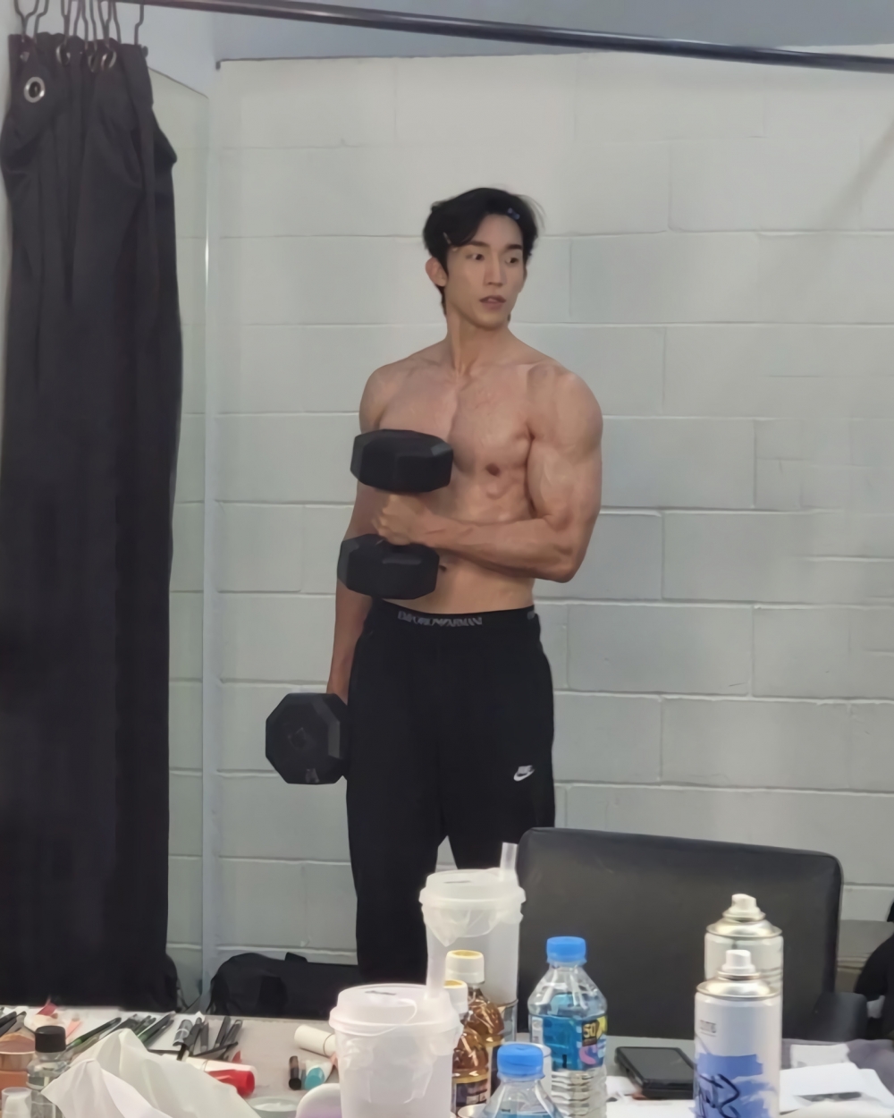 李相二拍攝廣告時的側拍照曝光