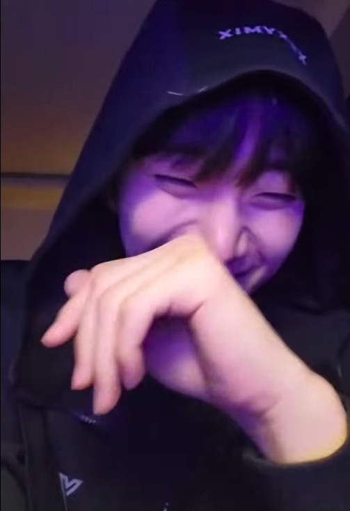 俊昊用中文說「我是大學生」自己也笑場