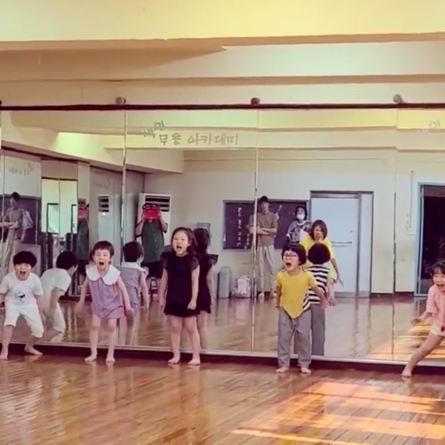 小朋友們聽到指令後發出吼叫