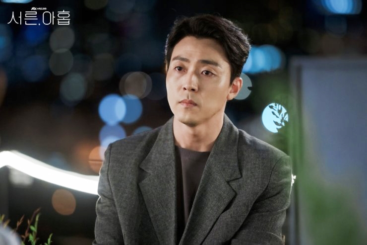 捨不得放手的金真皙仍然在燦榮身邊徘徊