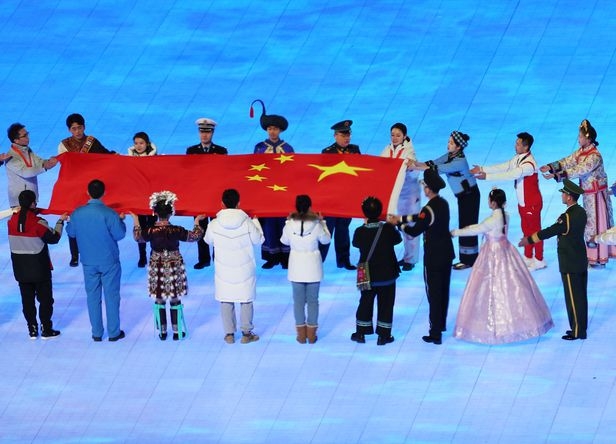 2022北京冬奧開幕式上,中國56個少數民族代表傳遞五星旗