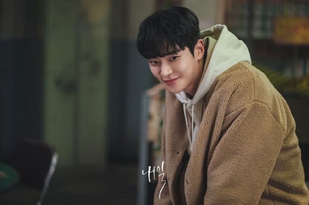 路雲飾演因意外而進入走馬燈任職的菜鳥「崔俊雄」