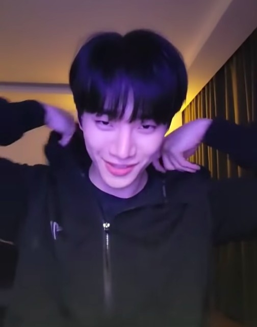 俊昊害羞地又把帽子戴回去