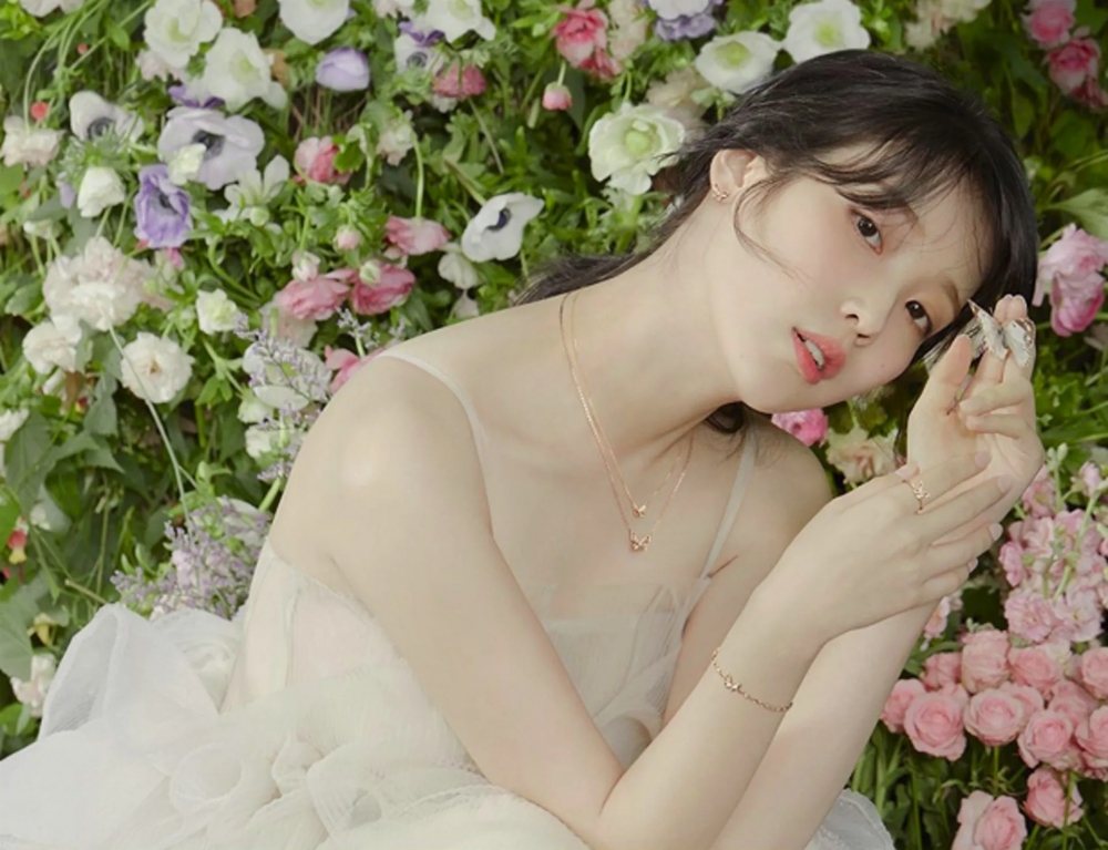 IU身穿裸色薄紗細肩帶禮服被讚絕美
