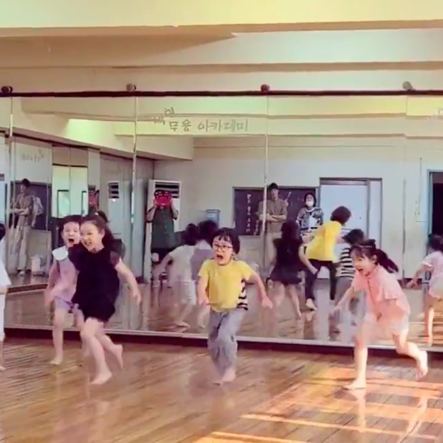 小朋友們向前狂奔的模樣超可愛