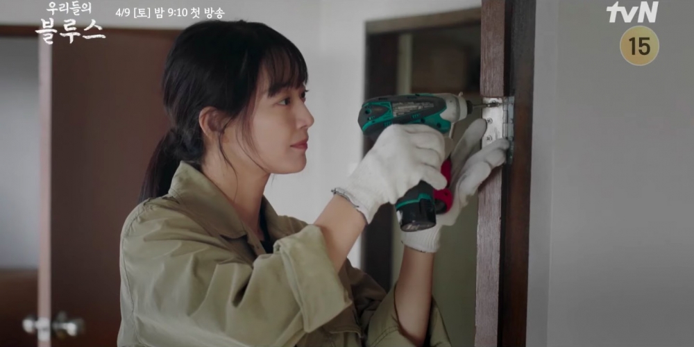 申敏兒飾演來到濟州島生活的有故事的女人「閔善雅」