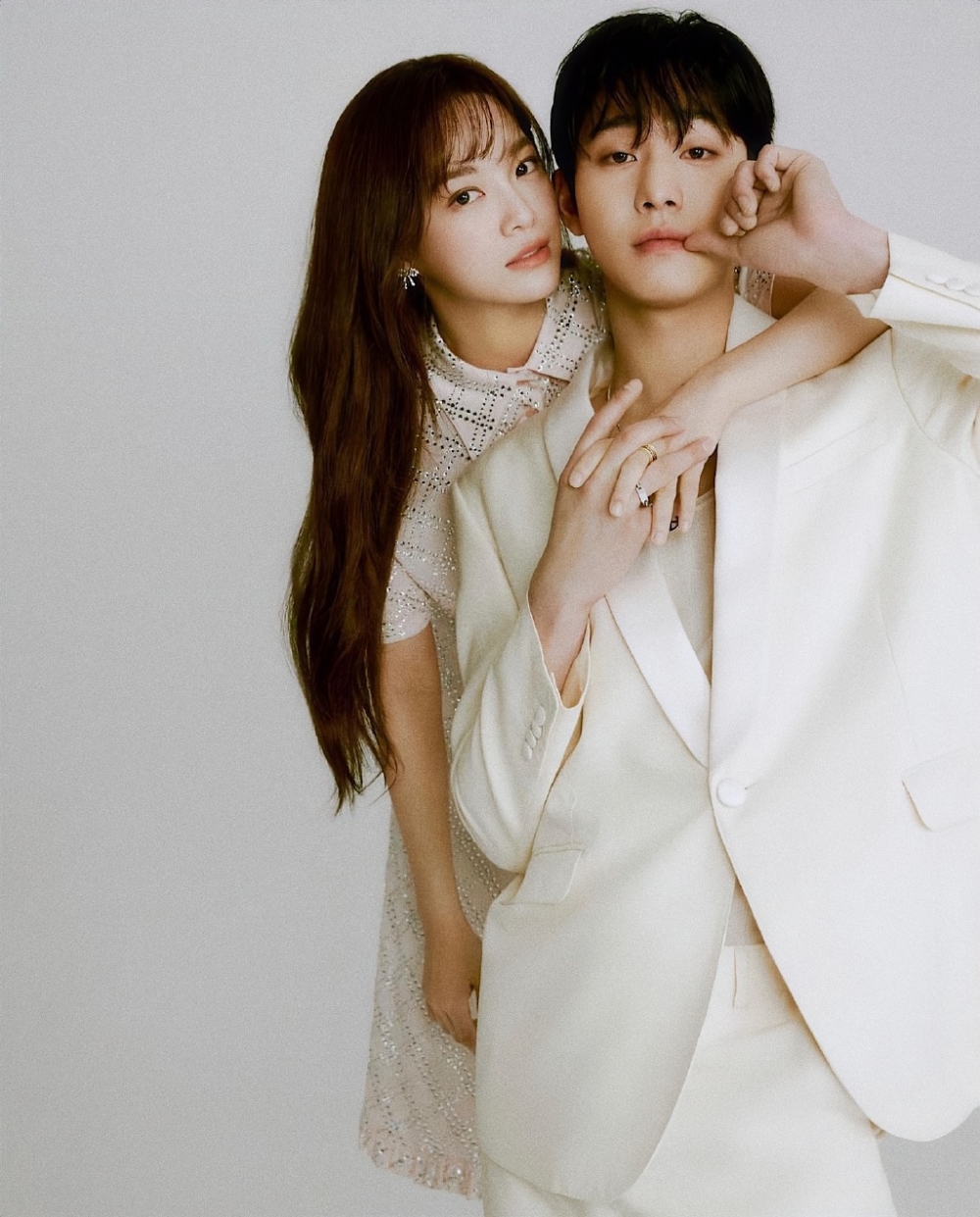 安孝燮與金世正為韓國時尚雜誌拍攝情侶畫報