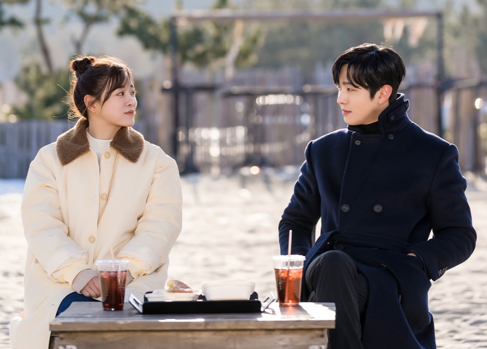 上集播出中,泰武假借出差之名約夏莉去海邊約會