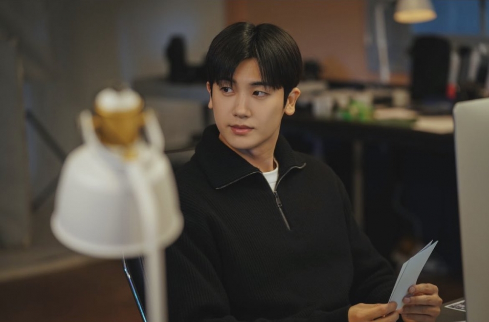 朴炯植飾演男主角「韓善宇」，是個新銳攝影作家。