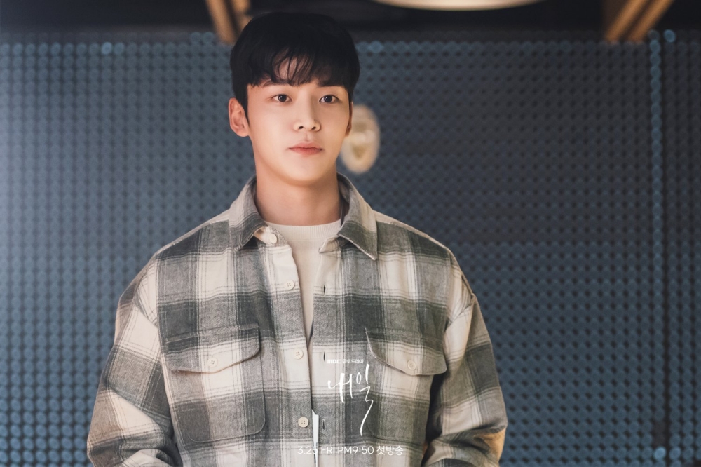 路雲飾演因意外而進入走馬燈任職的菜鳥「崔俊雄」