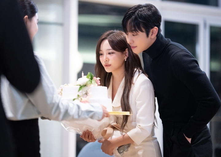 泰武和夏莉慶祝著「1週年紀念日」