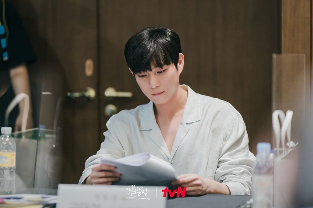 金永大飾演娛樂公司招牌大明星「孔泰成」