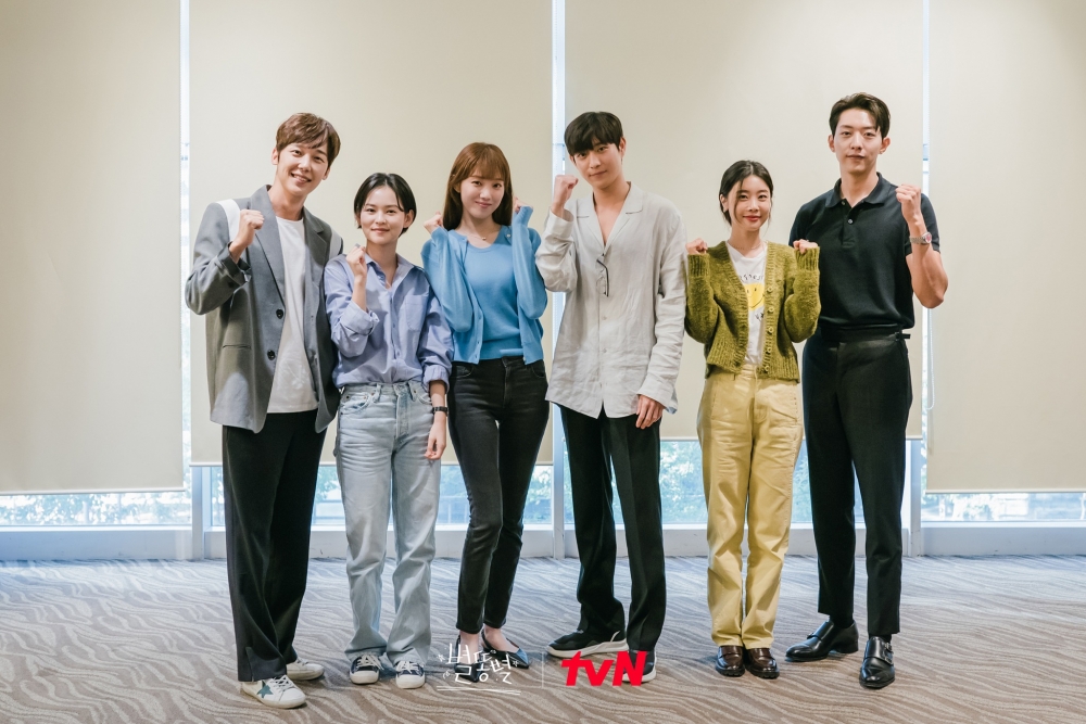 《流星》配角群有尹鐘焄、李正信、金允慧、素珍