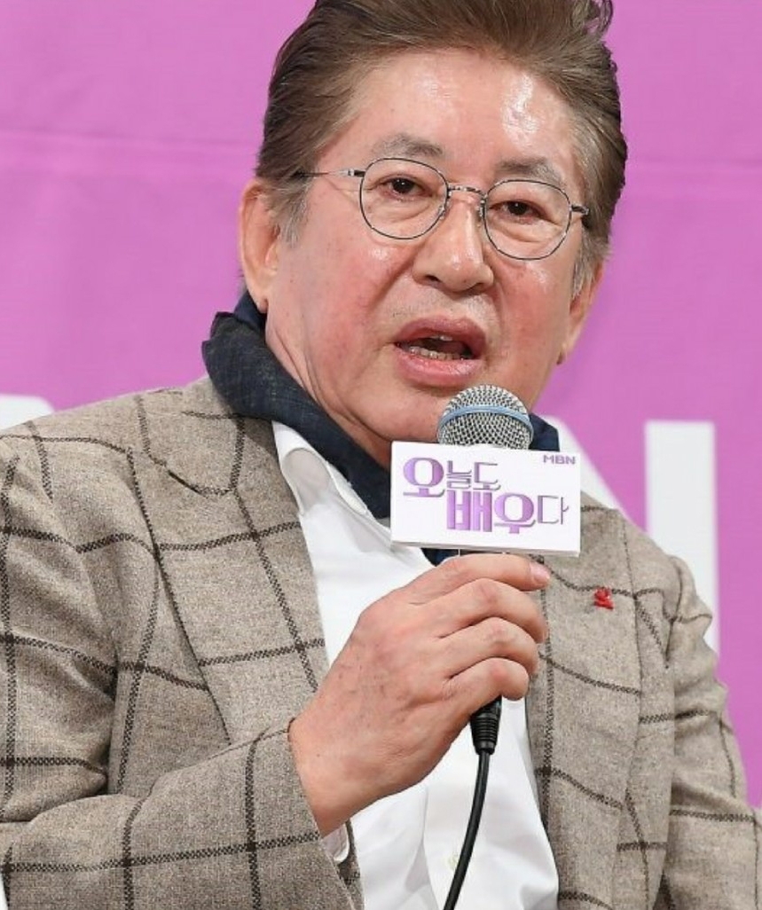 金容建與剛出生的孩子進行親子鑑定
