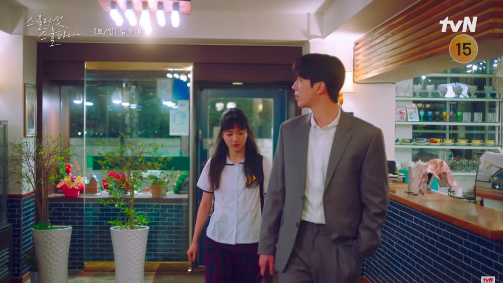 男女主角穿著西裝和校服的對比更顯差距