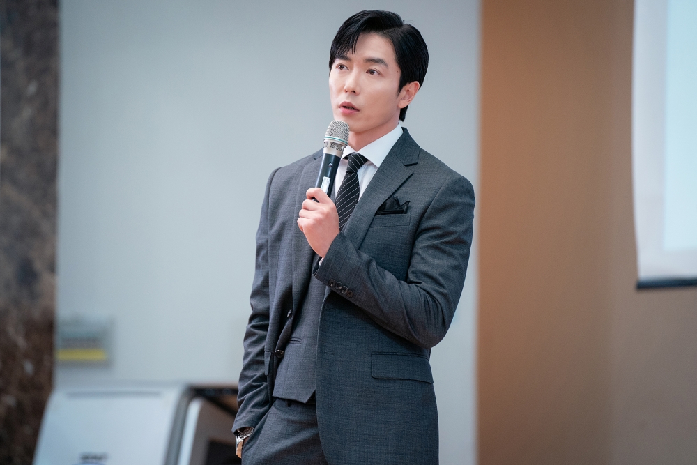 金材昱飾演天才數學補教名師兼公司代表「盧高鎮」