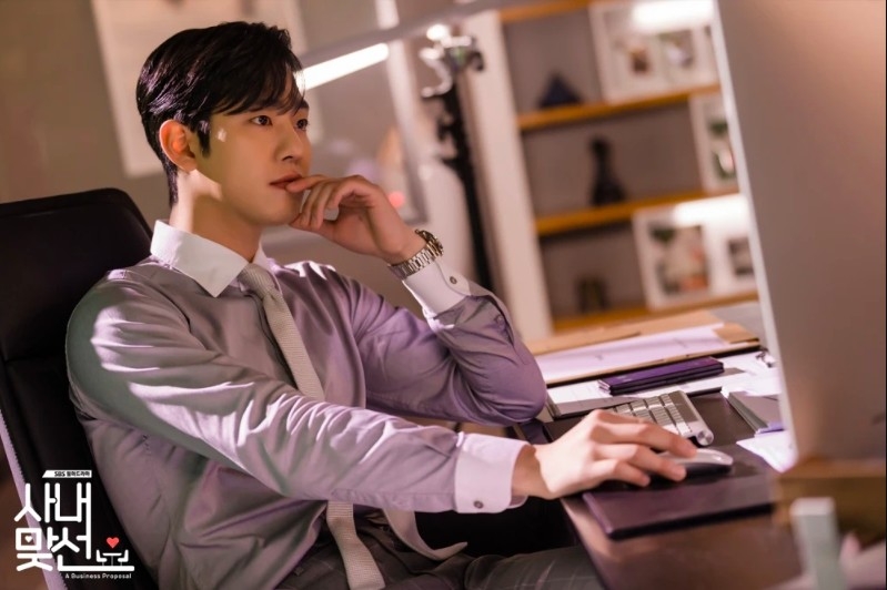 安孝燮最近憑藉《社內相親》再度人氣飆升