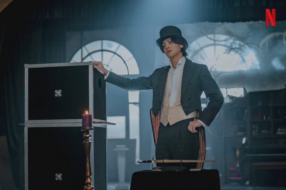 池昌旭飾演魔術師「李乙」