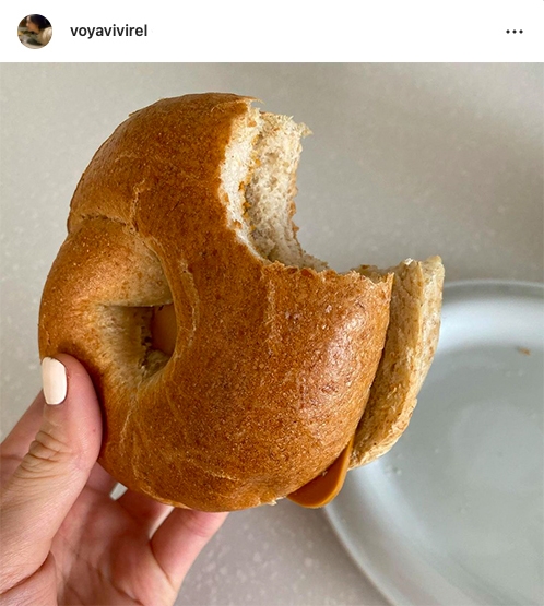 朴智賢家的桌子似乎與安孝燮的同款(白底有亮片)