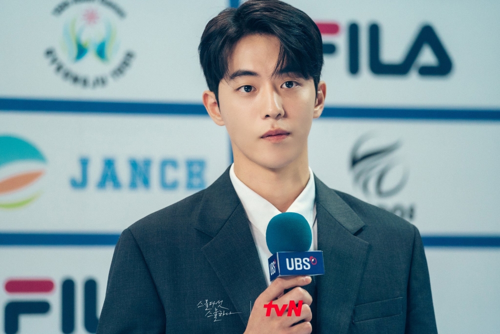 白易辰(南柱赫 飾)前往美國採訪「911恐怖攻擊事件」