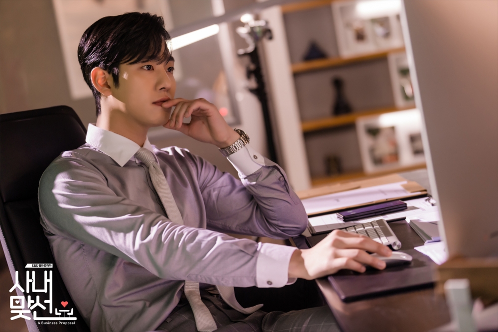 安孝燮最近憑藉《社內相親》再度人氣飆升