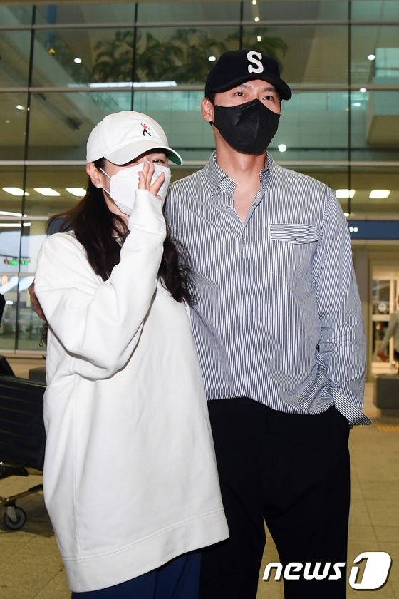 玄彬與孫藝真大方同框摟肩合照