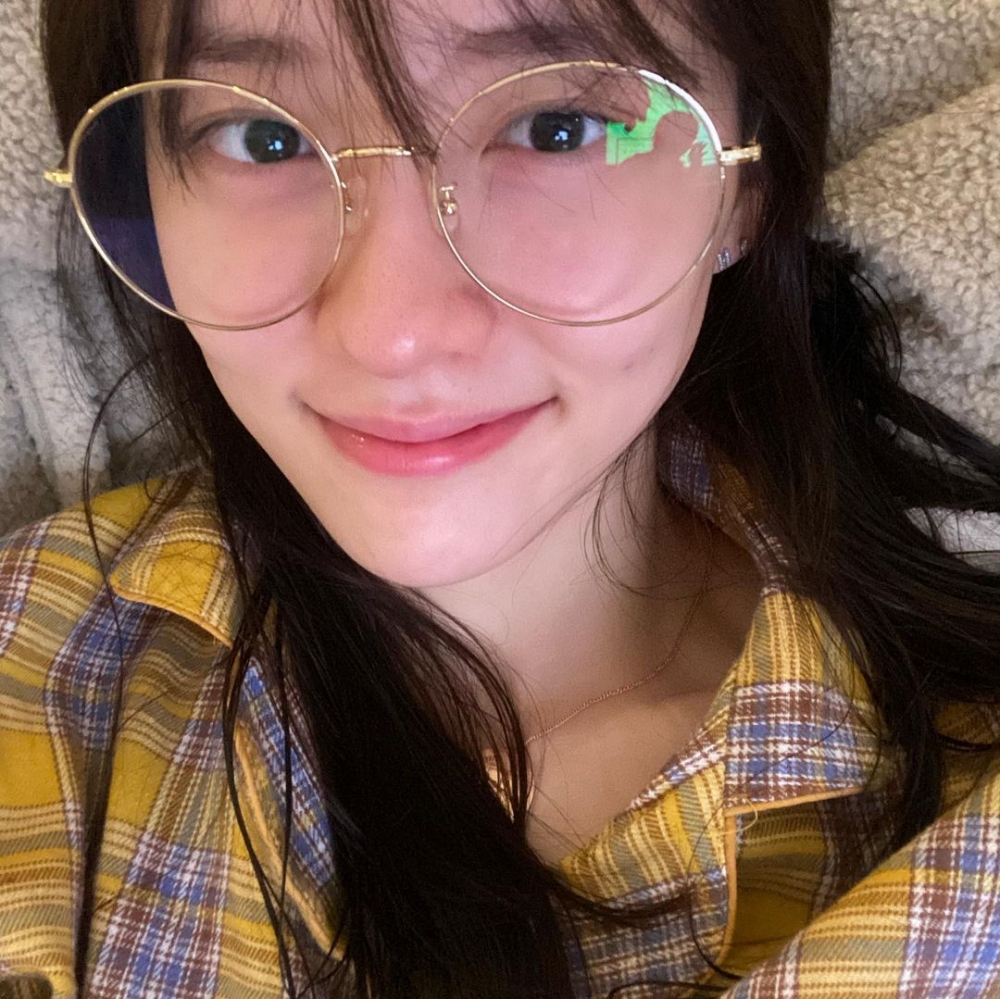 朴智賢的自拍照映出男生的身影