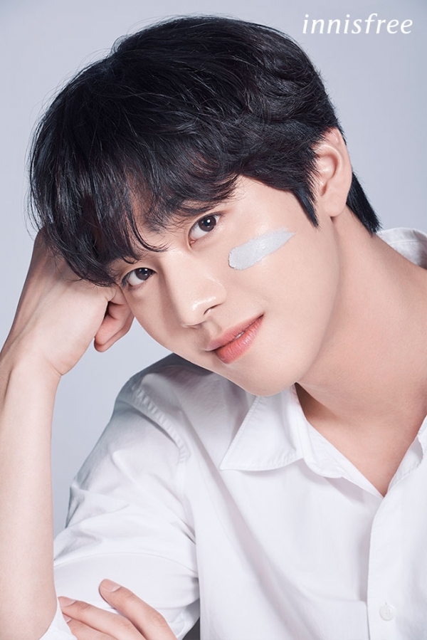 安孝燮2020年曾擔任韓國化妝保養品牌的代言人