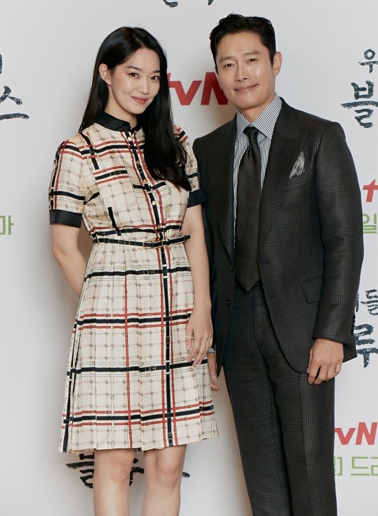 李炳憲在劇中和申敏兒組成CP