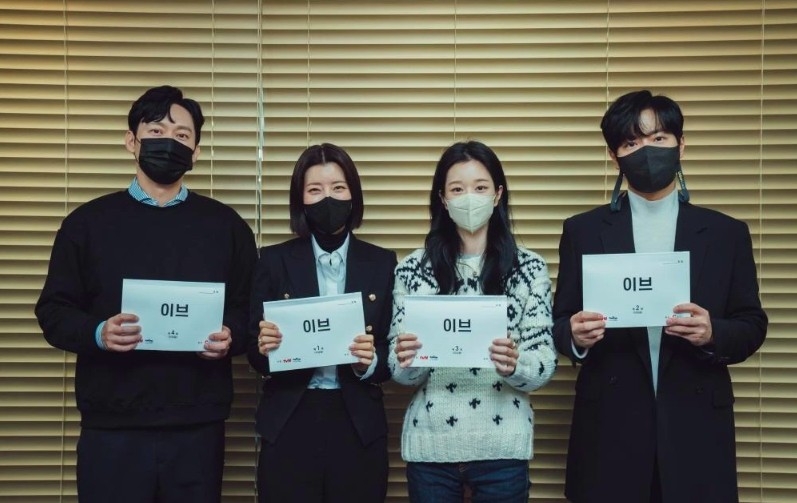 《夏娃的醜聞》由徐睿知、朴秉恩、李相燁、裕善主演