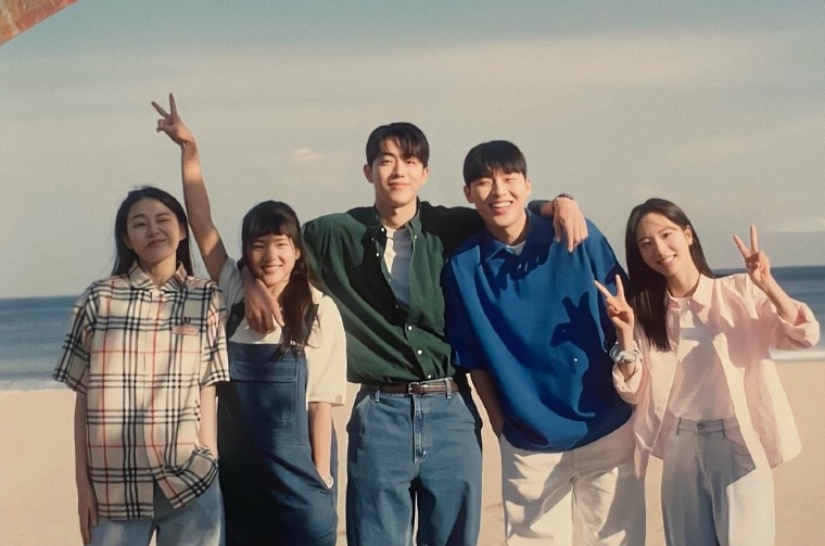 《二十五，二十一》主演群演技自然