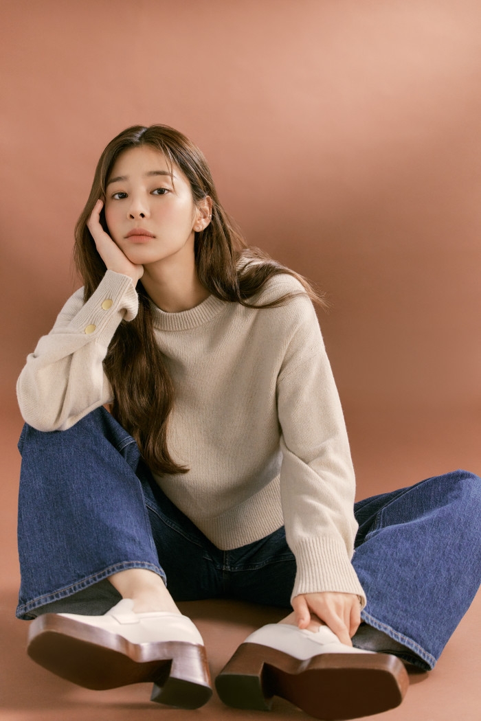 薛仁雅換穿「素色毛衣+牛仔褲」