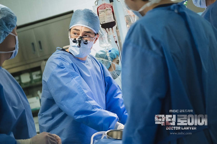 蘇志燮在《Dr.Lawyer》飾演磐石醫院王牌外科醫生「韓以翰」