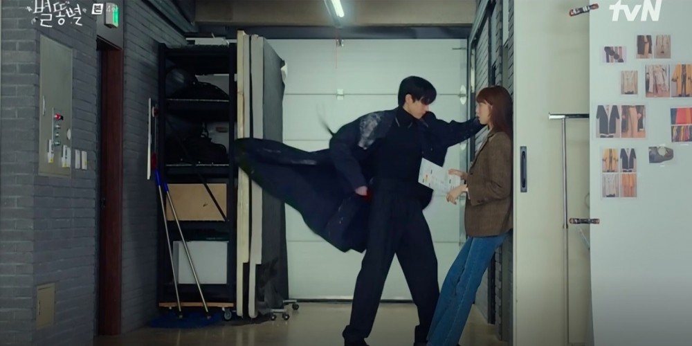 金永大壁咚李聖經卻被「禮儀腿」