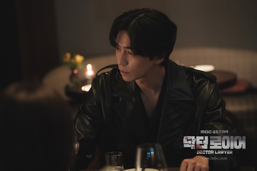 申成祿在《Dr.Lawyer》飾演投資企業亞洲支部長「Jaden Lee」