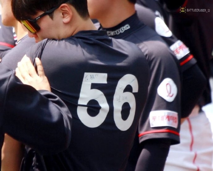 南柱赫在棒球球員的球衣上簽名