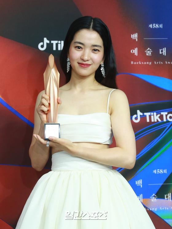 金泰梨獲得女子人氣獎