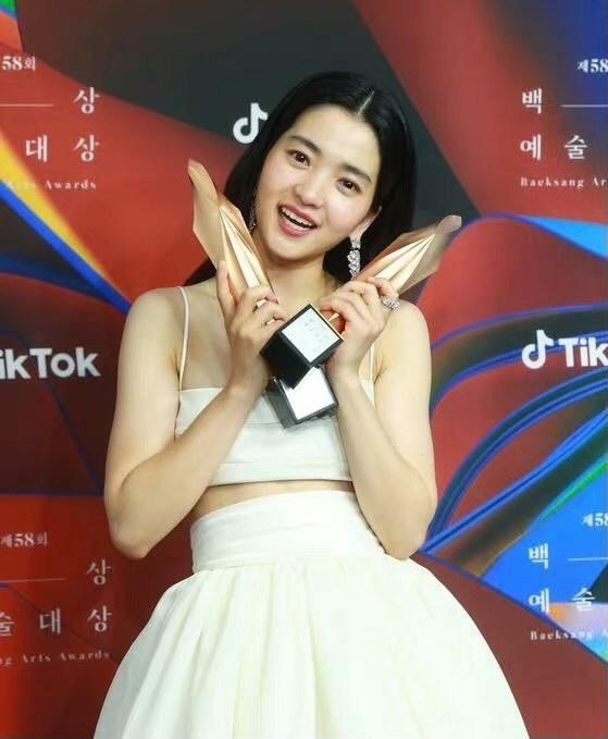 金泰梨獲得《第58屆百想》女子最優秀演技獎
