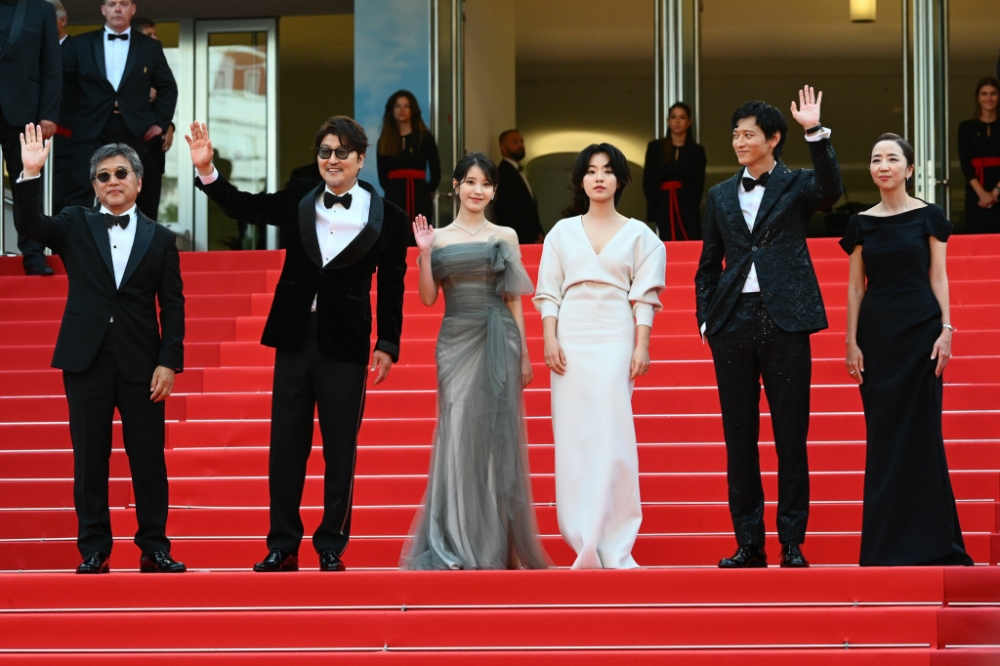 宋康昊、姜棟元、李知恩、李周映及導演是枝裕和出席法國第57屆坎城影展