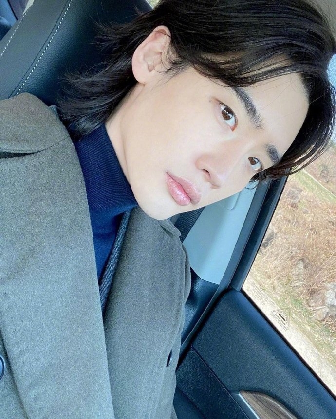 李鍾碩在IG上傳了拍攝《魔女2》時的照片