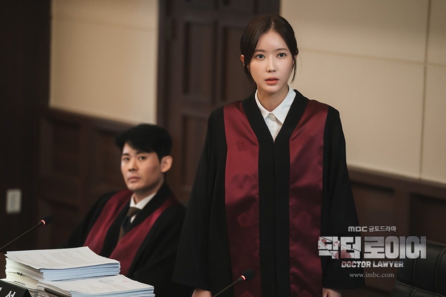 林秀香在《Dr.Lawyer》飾演醫療犯罪專門部檢察官「金錫英」