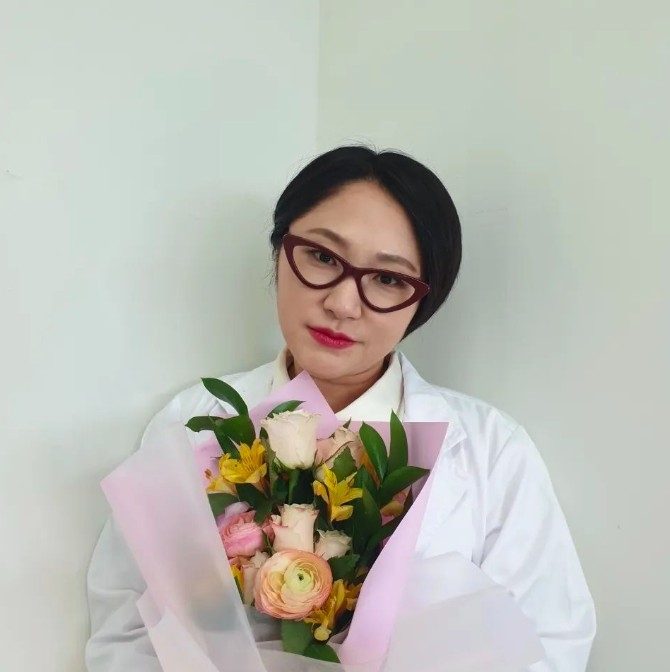 金賢淑在《社內相親》飾演「呂部長」而受到關注