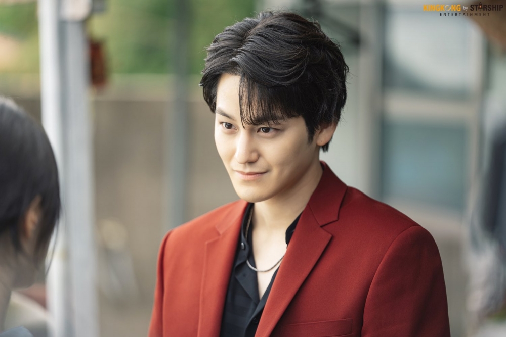 金汎繼續飾演李硯同父異母的弟弟「李朗」